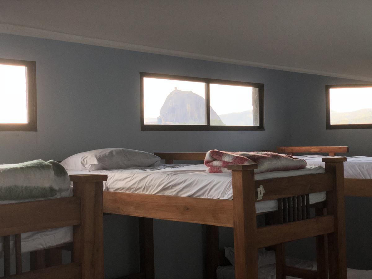 Happy Buddha Hostel & LodgeGuatapé エクステリア 写真