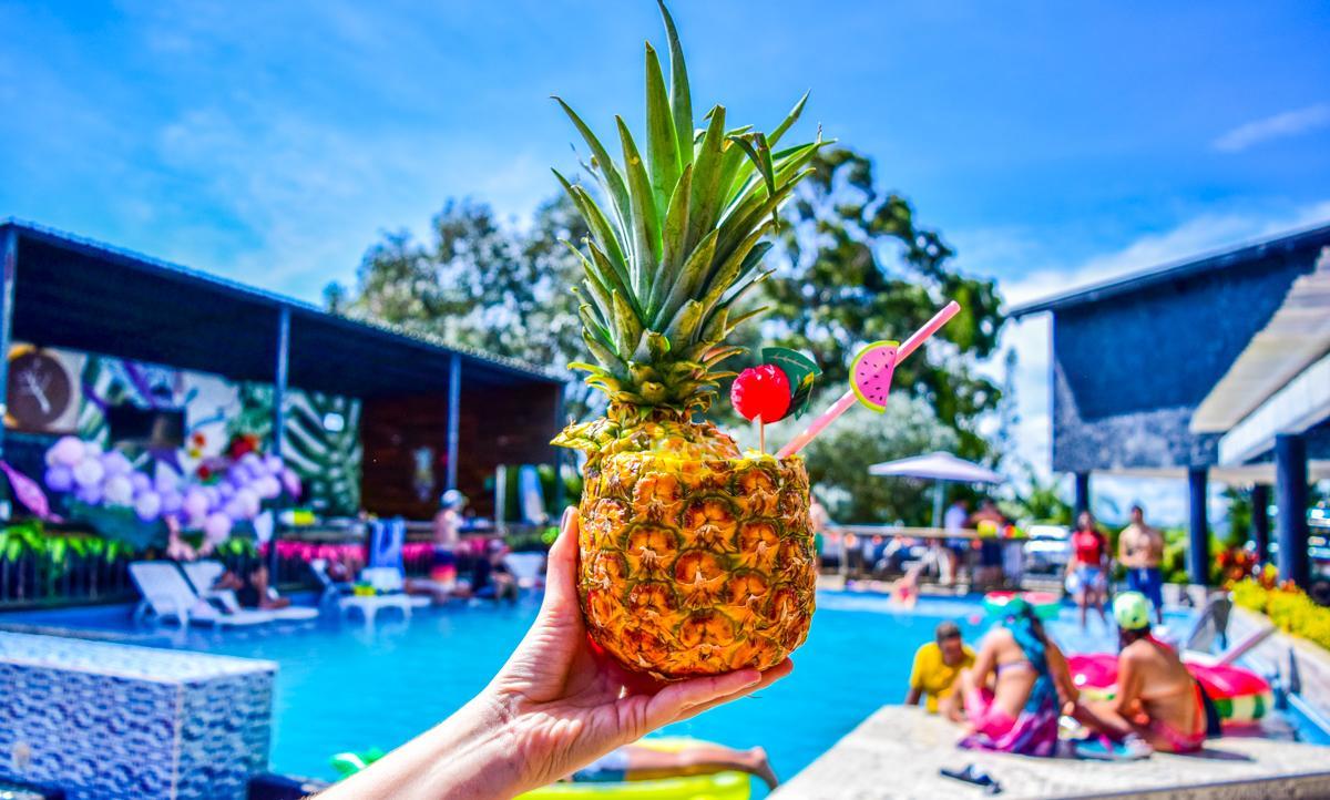 Happy Buddha Hostel & LodgeGuatapé エクステリア 写真
