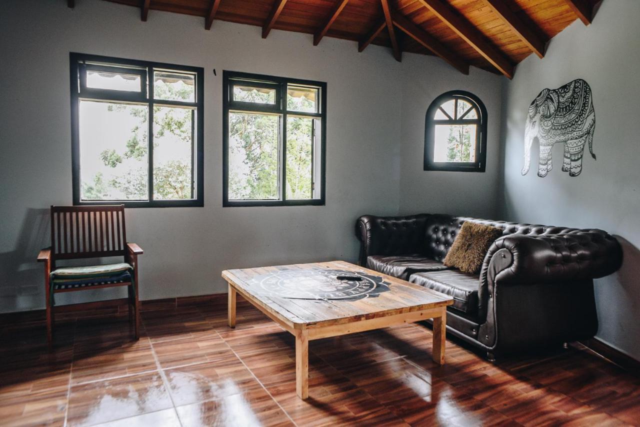 Happy Buddha Hostel & LodgeGuatapé エクステリア 写真