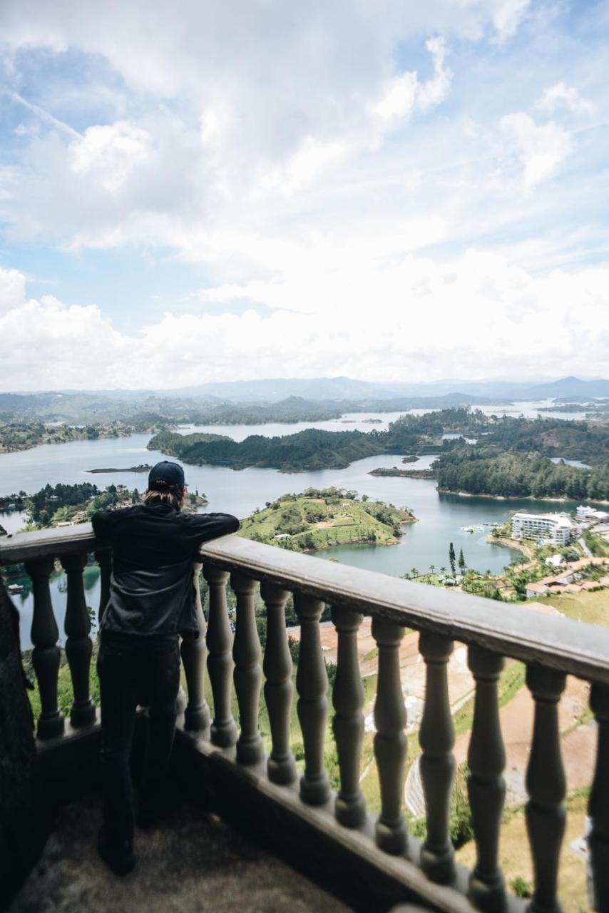 Happy Buddha Hostel & LodgeGuatapé エクステリア 写真