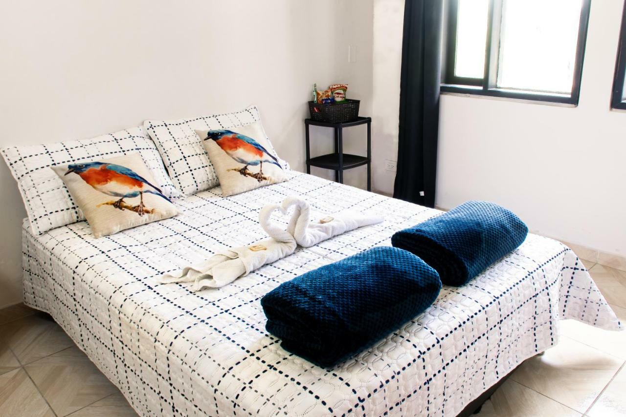 Happy Buddha Hostel & LodgeGuatapé エクステリア 写真